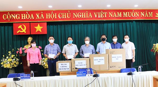 Quận Bình Thạnh trao quà hỗ trợ Ban chỉ đạo phòng, chống dịch các phường